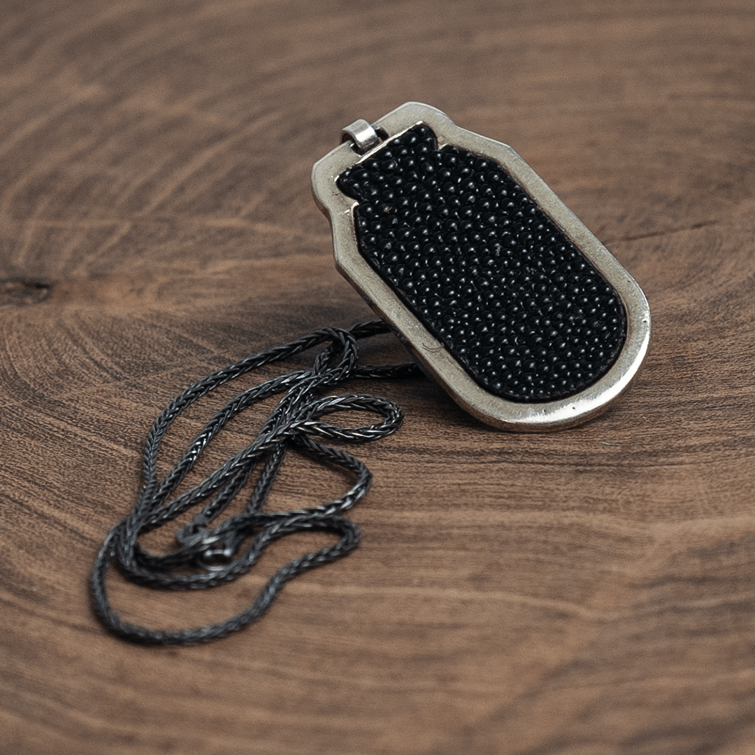 Veneno Leather Goods HandGrenade  - Dije de plata y Mantarraya